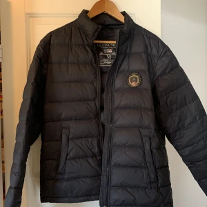 Lexington Jacka - Säljer min älskade svarta Lexington jacka i storlek M. köptes för 2995kr, men säljer den för 995kr. Toppen kvalité, köparen står för frakten 