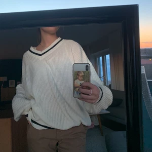 Vit stickad tröja - Säljer denna superfina stickade tröjan som tyvärr inte kommer till användning💞 köparen står för frakten men jag möter även upp i Lund💞