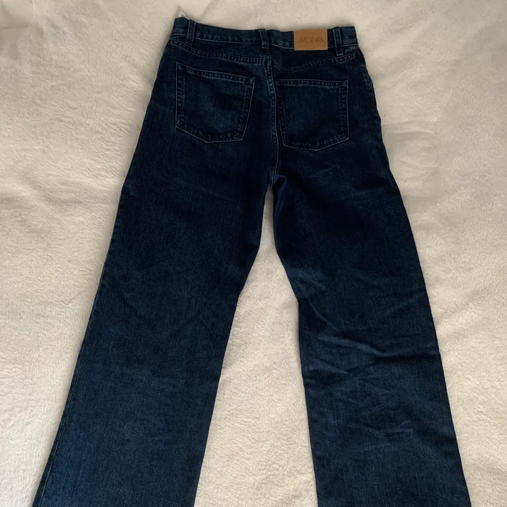 Utsvängda monki jeans i mörk tvätt!. Jeans & Byxor.