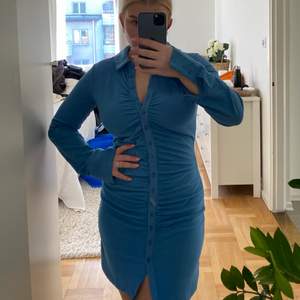 Snygg modern blå klänning, passar storlek 34-36 då den är stretchig i materialet