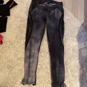 Träningstights från betterbodies - Svart/gråa träningstights från better bodies. Stretchiga. Gott skick. Dragkedja nere vid vaderna. 