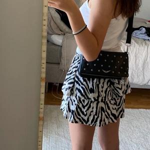 Zebra volangkjol stl.36 - Välanvänd volangkjol jag nu säljer vidare, stl 36 och super fin! Jag är 175, frakt tillkommer och skriv vid eventuella frågor❕👻