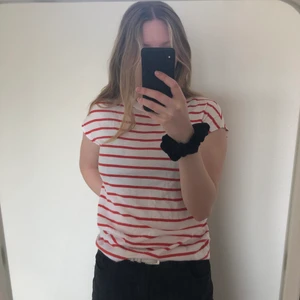 Röd/vit randig t-shirt  - Randig t-shirt🤍❤️ Den är jättemjuk och skön!