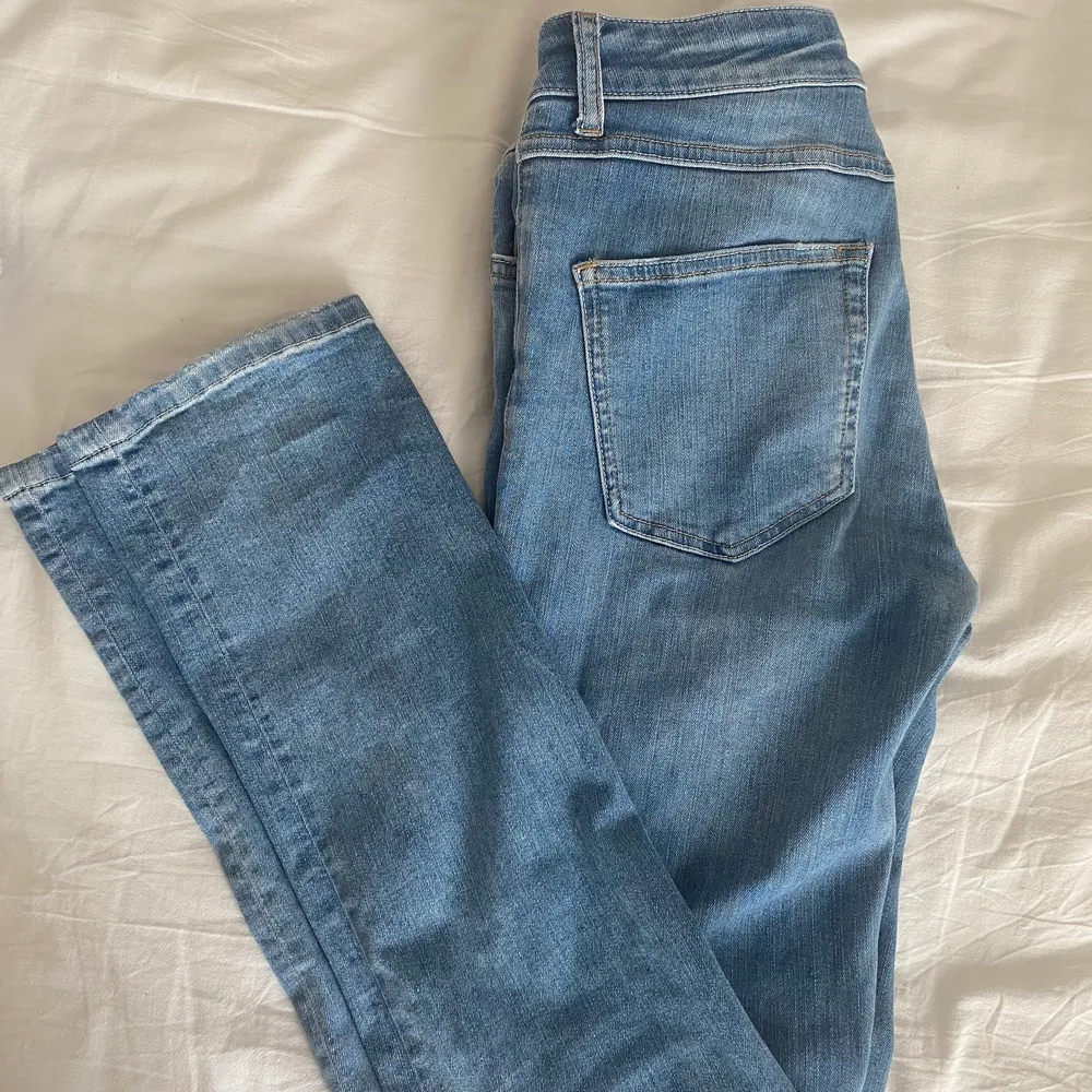 Straight jeans i bra skick! Står ingen storlek men skulle gissa typ xs. Passar i längd på mig som är 160. Jeans & Byxor.