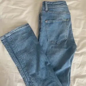 Straight jeans i bra skick! Står ingen storlek men skulle gissa typ xs. Passar i längd på mig som är 160