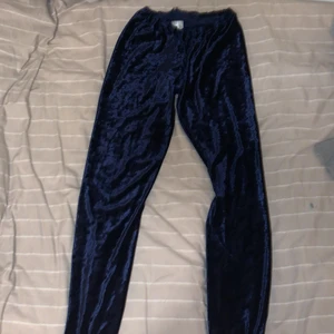 Byxor - Mörk blåa byxor. Skön material och bra skick. Aldrig använt bara testat❤️ Skriv om ni vill ha bild när jag har byxorna på, gäller även alla andra plagg jag har lagt upp