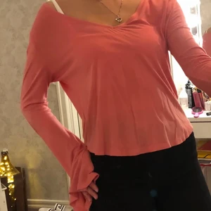 Rosa topp - Sparsamt använd rosa topp från Nelly med trumpetärmar💞 jättefin men tyvärr för stor för mig