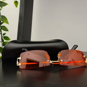 Solglasögon  - Aldrig använda. Kan skicka, köparen står för frakt.