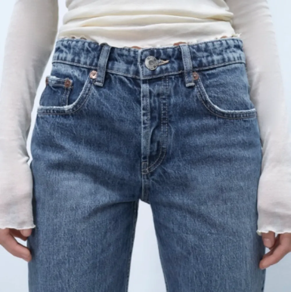 Zara jeans i storlek 32, helt oanvända. Beställde men de var tyvärr för små och glömde skicka tillbaks de. KÖPR DIREKT FÖR 200kr . Jeans & Byxor.