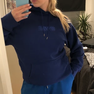 Blå Levi’s hoodie - Blå Levi’s hoodie i bra skick! Storlek M. 