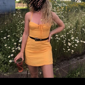 Gul klänning asos - Gul/orange fin klänning i linne liknande material. Strl 36