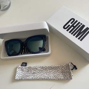 Intressekoll på dessa nästintill oanvända solglasögon från CHIMI eyewear. Modellen är 08 och dessa är i en blå färg som inte längre går att köpa! Köpta för ca 1200kr och säljer vid bra bud 🤍 allt på första bilden ingår!