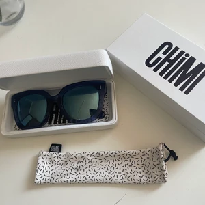 Chimi solglasögon - Intressekoll på dessa nästintill oanvända solglasögon från CHIMI eyewear. Modellen är 08 och dessa är i en blå färg som inte längre går att köpa! Köpta för ca 1200kr och säljer vid bra bud 🤍 allt på första bilden ingår!