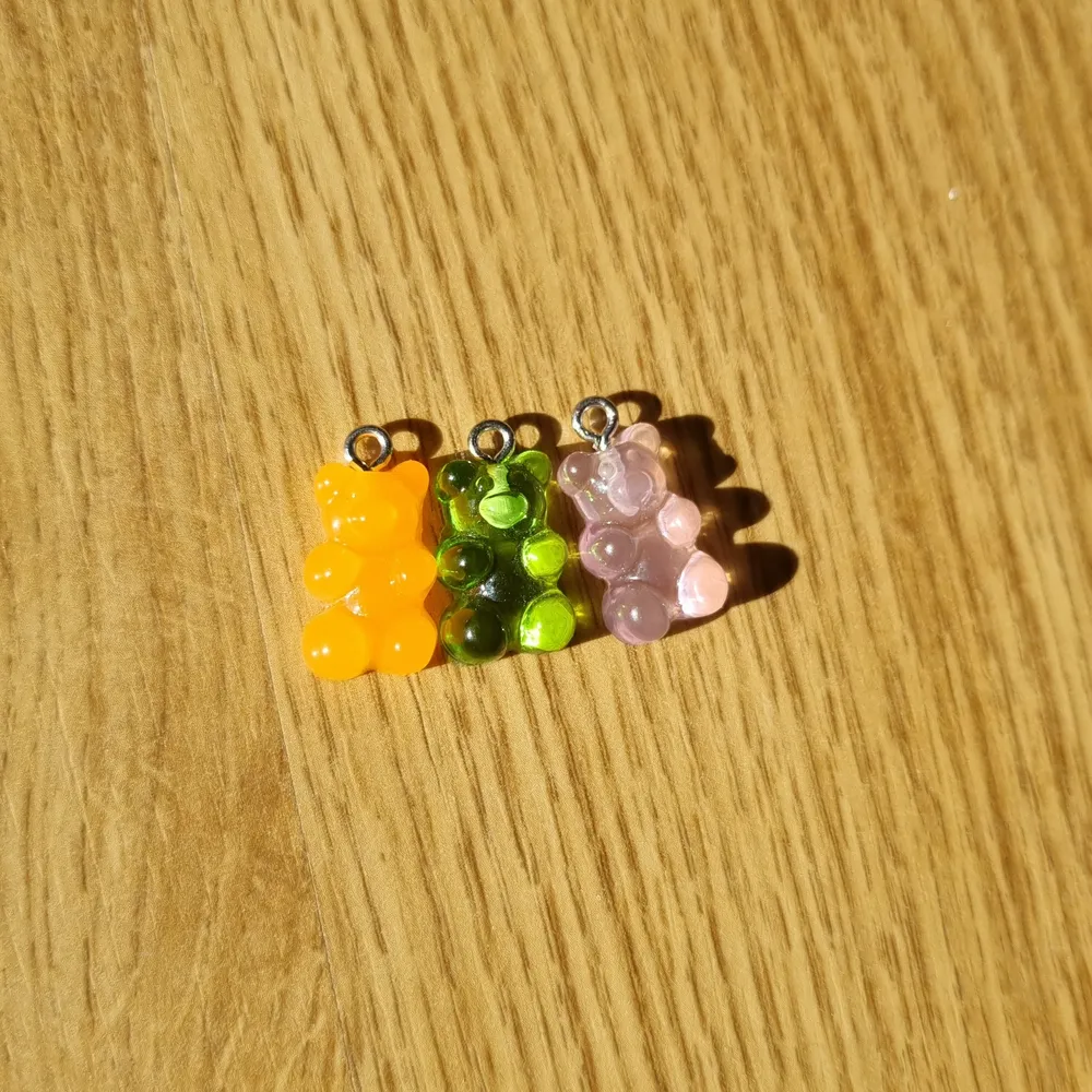 Ett fint halsband med gummibjörn-berlock (finns i andra färger på andra bilden) I 39cm men kan kortas👍😄. Accessoarer.