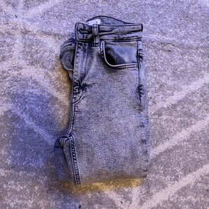 Snygga gråa jeans från Gina  - Ett par as snygga jeans från Gina tricot. As coola och jätte fina till något svart eller vitt .. skinny jeans som är high waisted