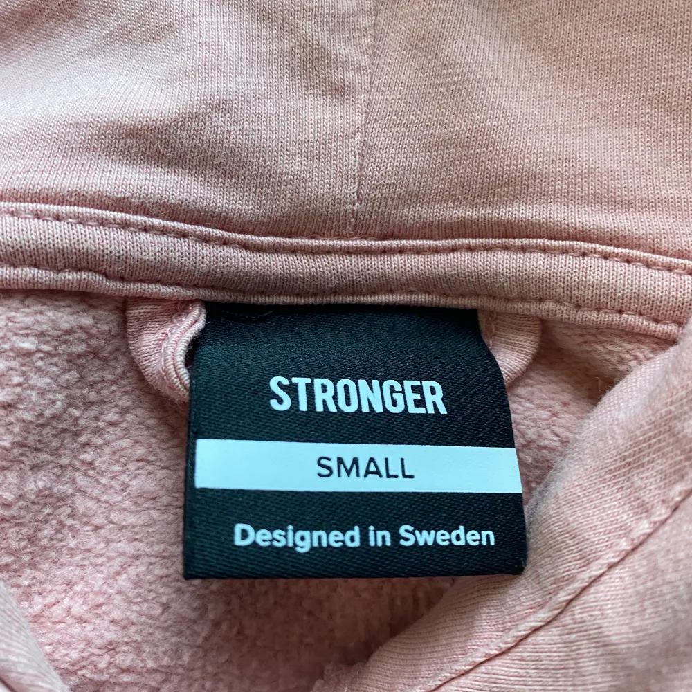 Säljer min stronger hoodie då den inte kommer till användning. Färgen är rätt på andra bilden. Använd men ser nu ut. Denna hoodie säljs inte längre. Priset går absolut att diskuteras!. Hoodies.