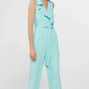 Cortefiel jumpsuit S - Säljer jumpsuit från Cortefiel, storlek S men passar även xs då den är insydd i midjan och höfterna hos skräddare. Nypris 1200 kr (köpt på Cortefiel i Spanien), endast använd 1 gång. Några trådar har noppat sig på baksida lår (se bild). Säljes för 400 kr + ev frakt. 