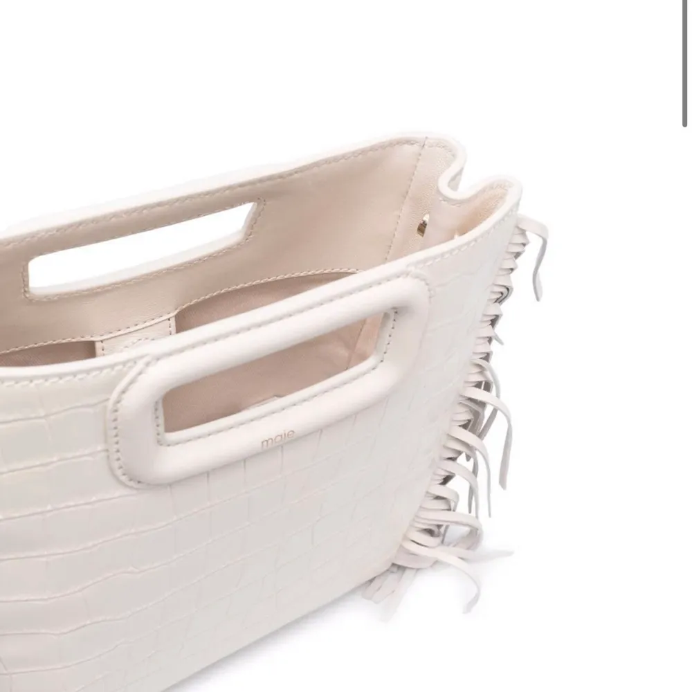 En superfin maje väska i vit crocodil mönster i storlek M. Skriv privat för fler bilder💕💕köpt för 2600kr. Väskor.