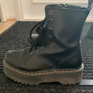 Dr martens platåskor! Använda flertal gånger men ser fortfarande fina ut, dessutom är skorna mer bekväma efter användning:) dr martens skor blir finare och finare ju mer du använder dem!