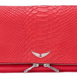 Zadig Rock Savage Bag - Säljer nu min röda ”Rock Savage Bag” från Zadig & Voltaire. Är defenetift använd men har endast en liten slitning vid sidan av spännet. Fler bilder skickas gärna om du är intresserad! Både kort och lång silvrig kedja medföljer. Nypris: 3 600 kr, pris kan diskuteras!