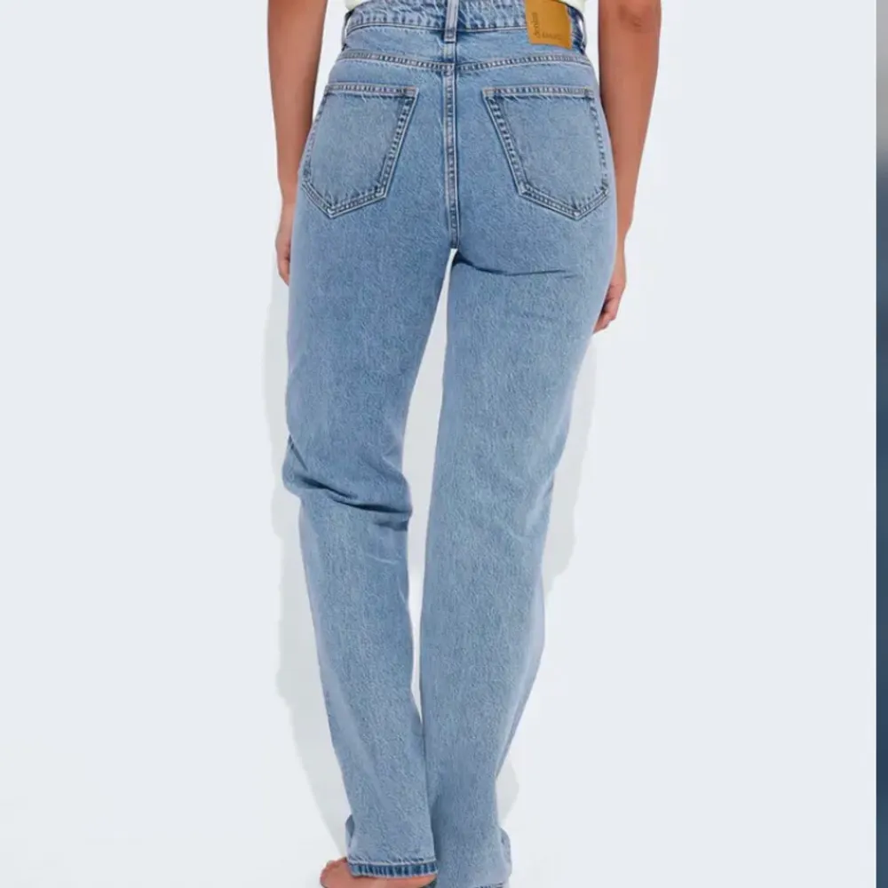 Blåa jeans ifrån Bikbok i strl 24, de är avklippta ungefär 1cm längst ner då de nu passar perfekt på mig som är ungefär 165. Köpta för ett halvår sen ungefär och är i jättebra skick. . Jeans & Byxor.