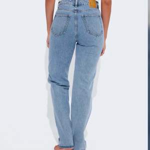 Blåa jeans ifrån Bikbok i strl 24, de är avklippta ungefär 1cm längst ner då de nu passar perfekt på mig som är ungefär 165. Köpta för ett halvår sen ungefär och är i jättebra skick. 