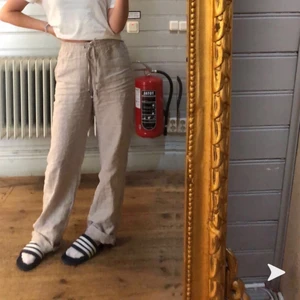 Esprit linnebyxor - Säljer nu mina linne byxor från esprit och de är sååå snygga, slutaålda å går inte att köpa längre🤍är 165 å de är långa på mig