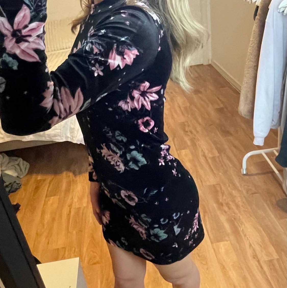 Svart blommig klänning  - 90