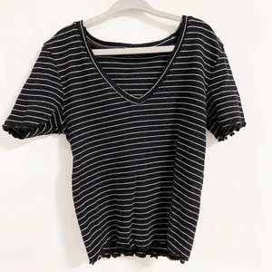 T-shirt XS NY - Super söt topp som är snygg med kjol, shorts & byxor/jeans! Min favorit men tyvärr för liten nu. Strl XS. Nyskick!  50kr + 26kr porto