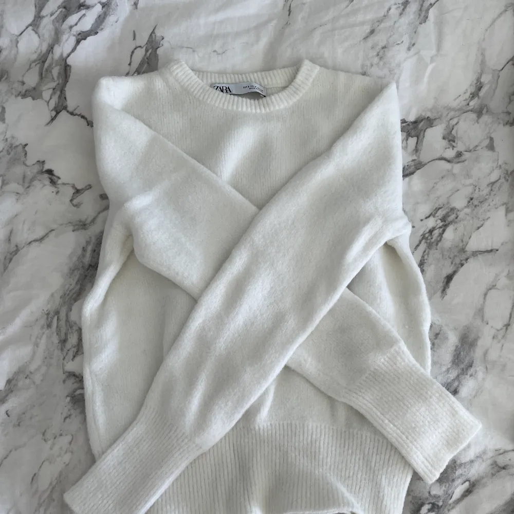 Mysig stickad tröja från Zara som köptes för ett par år sedan ❤️ Användts flitigt men i fint skick! Har en liten fläck som ni kan se på första bilden men den syns knappt❤️  . Stickat.