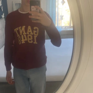 Gant stickad - 158-164 cm fin stickad tröja i vinrött med gul text på. Cirka 2-3 år gammal, bra skick 6-10 ungefär något sliten i färgen men hel. Köparen står för frakt