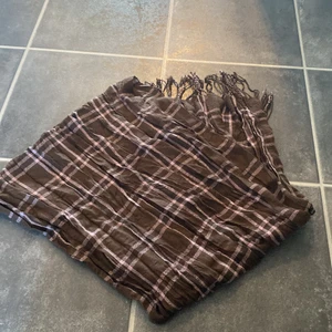 Halsduk - En brun/rosa halsduk som knappt är använd😊