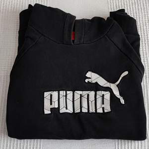 Hej. Säljer denna fina hoddien från märket Puma. Säljer den pga av att rensar garderoben och den passar inte mig längre. Skick 7/10 och är urtvättad. Storlek: Smal (164-170 cm). Hämtas eller möts i centrala Stockholm. Kan även skicka den 😊