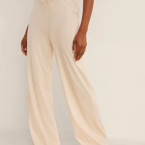 Mjukisbyxor - Dessa superfina och sköna mjukisbyxor från nakd, helt oanvända med prislapp kvar, endast testad då de är för långa på mig, är 160 ca💓