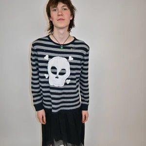 Randig sweatshirt <3 - En randig ball sweatshirt/långärmad med döskalletryck😮‍💨 modellen är 182 cm och storleken är m/l! Sista bilden ser man bäst men skriv annars priv för fler bilder:)