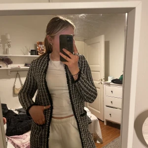 Kappa/ jacka - En väldigt fin vår kappa från Hm. Använt några fåtal gånger men är som ny. Fina fransrader runt fickorna och öppningen. Kan gå att pruta ner lite men beroende på popularitet.