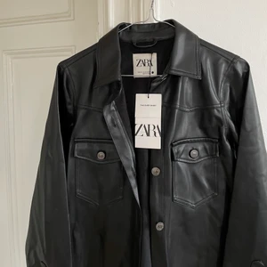 FAUX skinnskjorta  ZARA - Helt oanvänd skinnskjorta (FAUX) från ZARA som aldrig kommit till användning. Supercool 🖤
