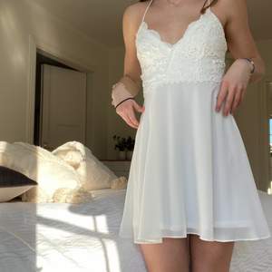 En väldigt fin och välgjord klänning från Chiara Forthi Milano. Den är endast använd en gång och passar en xs/s. Så så fin och passar perfekt till studenten/ skolavslutningen i sommar. Köparen står för frakt och pris kan diskuteras💗💗