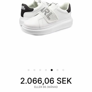 Karl Lagerfeld skor - Säljer dessa Karl Lagerfeld skor, nypris ca 2000. Inte så använda. Väldigt stilrena men gör verkligen en outfit lite roligare. Jätte fina till våren. Passar mig mellan 37-38. (På första bilden är skorna vita men för att förtydliga är mina samma modell och allt fast svarta) 