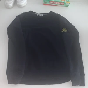 Stone island  - Riktigt fett tröja från stone island som jag tyvärr tröttnat på säljer billigare pågrund av ett 0.5 cm håll på baksidan av tröjan. Köpt från hypestocksweden kan skicka chatterna där ifrån 🥷🥷 storlek xl fast passar mig med L och m i vissa plag. 