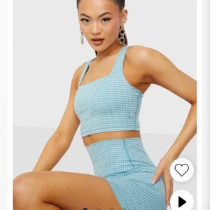 Sport topp Nike - Säljer denna sport-topp aldrig använd från Nike. 100 kr orginalpris 399 på Nelly hemsida 💗