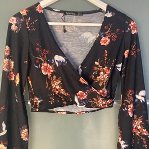 Croptop - Långärmad croptop, aldrig använd endast testad.