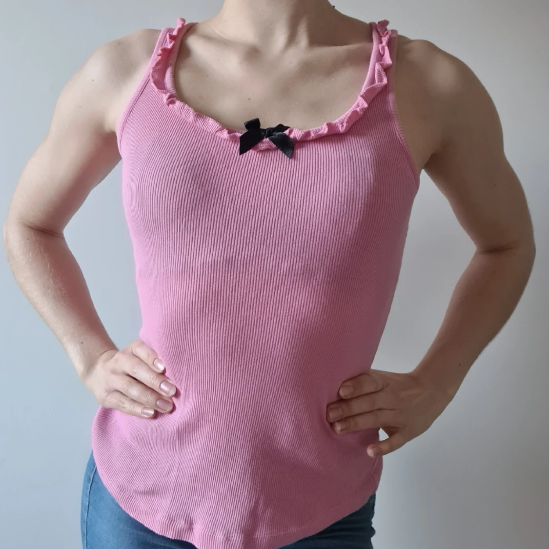 Rosa linne med volanger och svart rosett - 90