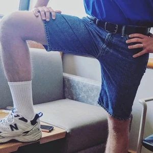 Sommarshorts  - Säljer mina denim shorts då de inte kommer till användning längre😉. Perfekt passform och fantastiskt bekväma. Måste dock nämna att de är lite noppriga i baken😳 Nypris: 2 lax, budgivning startar på 550kr. 