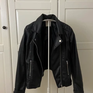 Skinnjacka! - En skön oanvänd skinnjacka från H&M! Den är storlek 164 barn. Passar 13-14y🥰Pris går att diskutera 