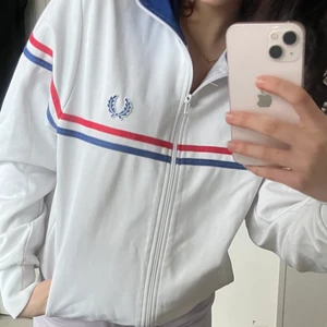 Fred Perry zipup - Skön och snygg Fred Perry tröja som passar till allt. Sitter som en smäck och är tajt i resåren där nere vilket får de att se ut som att man får en snatched waist!🥹🫶 Kan bäras av både killar och tjejer, så håll er inte borta bara för att jag tryckte in ”dam”!!
