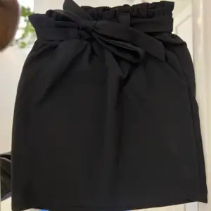 En svart kjol med justerbart band runt midjan🖤Storlek XS