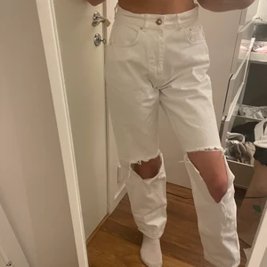 Jeans - Jeans som är vita och använda 1 gång höga i midjan och långa i benen är själv 172
