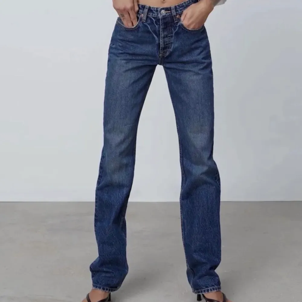 Mörkblå jeans från zara i den perfekt mörkblåa färgen storlek 42 men passar till 38. Skriv privat för fler bilder💕💕. Jeans & Byxor.