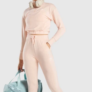 Gymshark pippa training set - Säljer mitt set från gymshark i ljusrosa färg. Det är sjukt skönt material, har den i svart också som jag använder mycket. Storlek xs på både tröja och byxor. Nypris 500:- för hela setet, jag säljer hela setet för 350:-. Byxor oanvända, tröjan tvättad en gång. Kan skicka fler bilder! 🥰